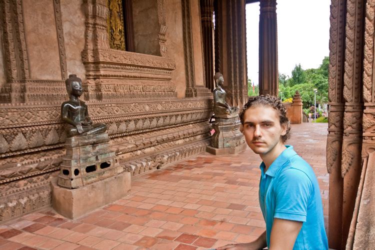 На скамейках внутри известнейшего сооружения Haw Phra Kaew