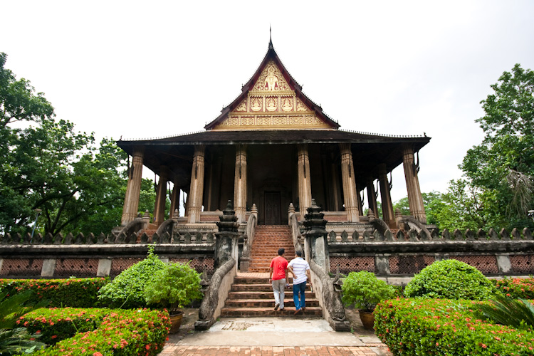 Туристы в Haw Phra Kaew